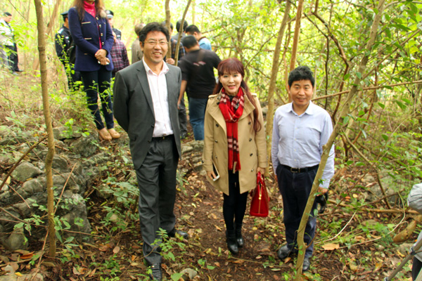 右一：周金星教授，中：张卫董事长